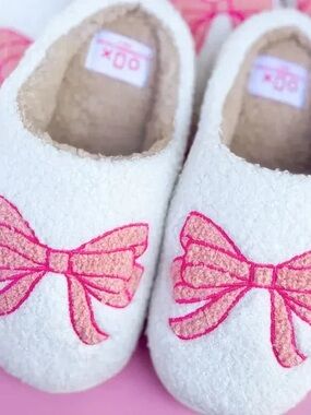 Cozy Women's Cream Slippers with Pink Bow Embroidery